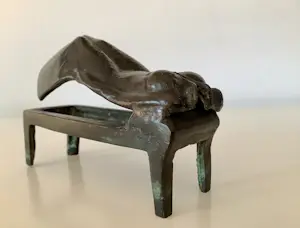 Vrouw op tafel - Afbeelding 3
